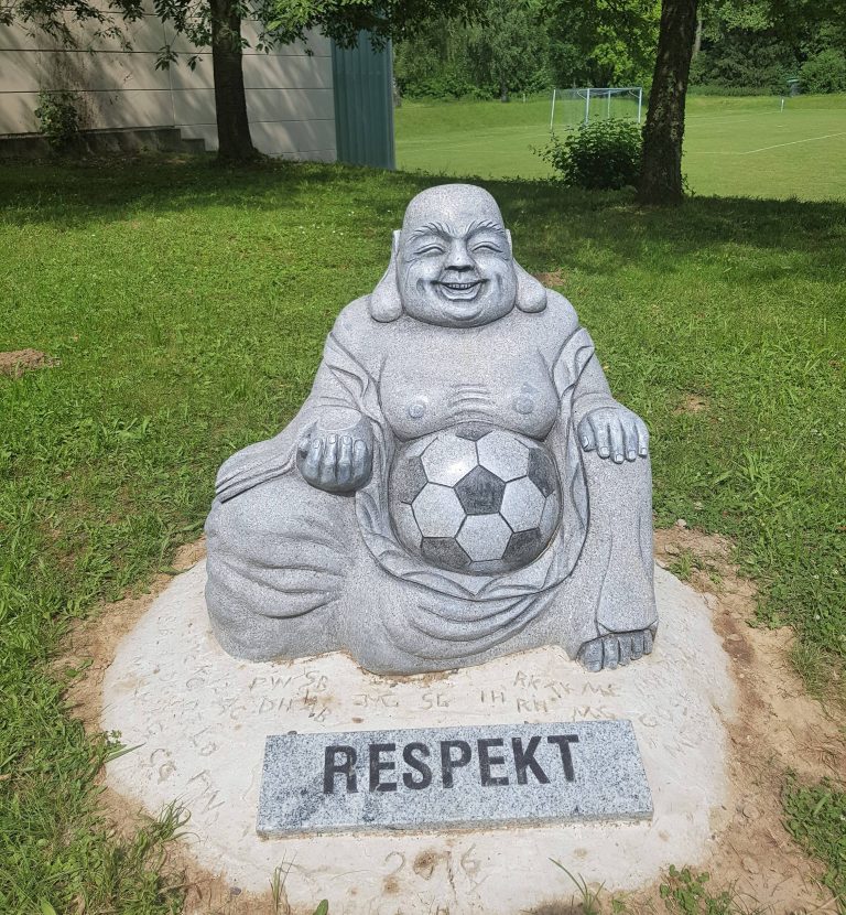 Skulptur auf dem Fußballplatz des FC Südstern, Karlsruhe